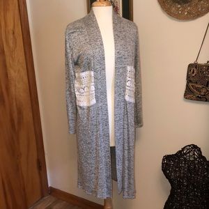 Lace decorated Long cardigan with long sleeves.